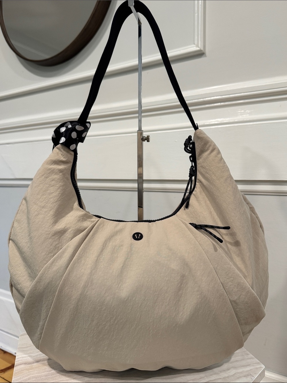 lululemon athletica Bag Beige Pleated Shoulder Bag 10L with Black Trim - Picture 4 of 17